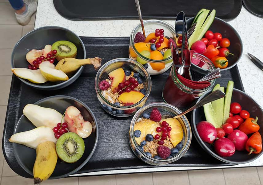 Obst- und Gemüseschüsseln im Hofcafe